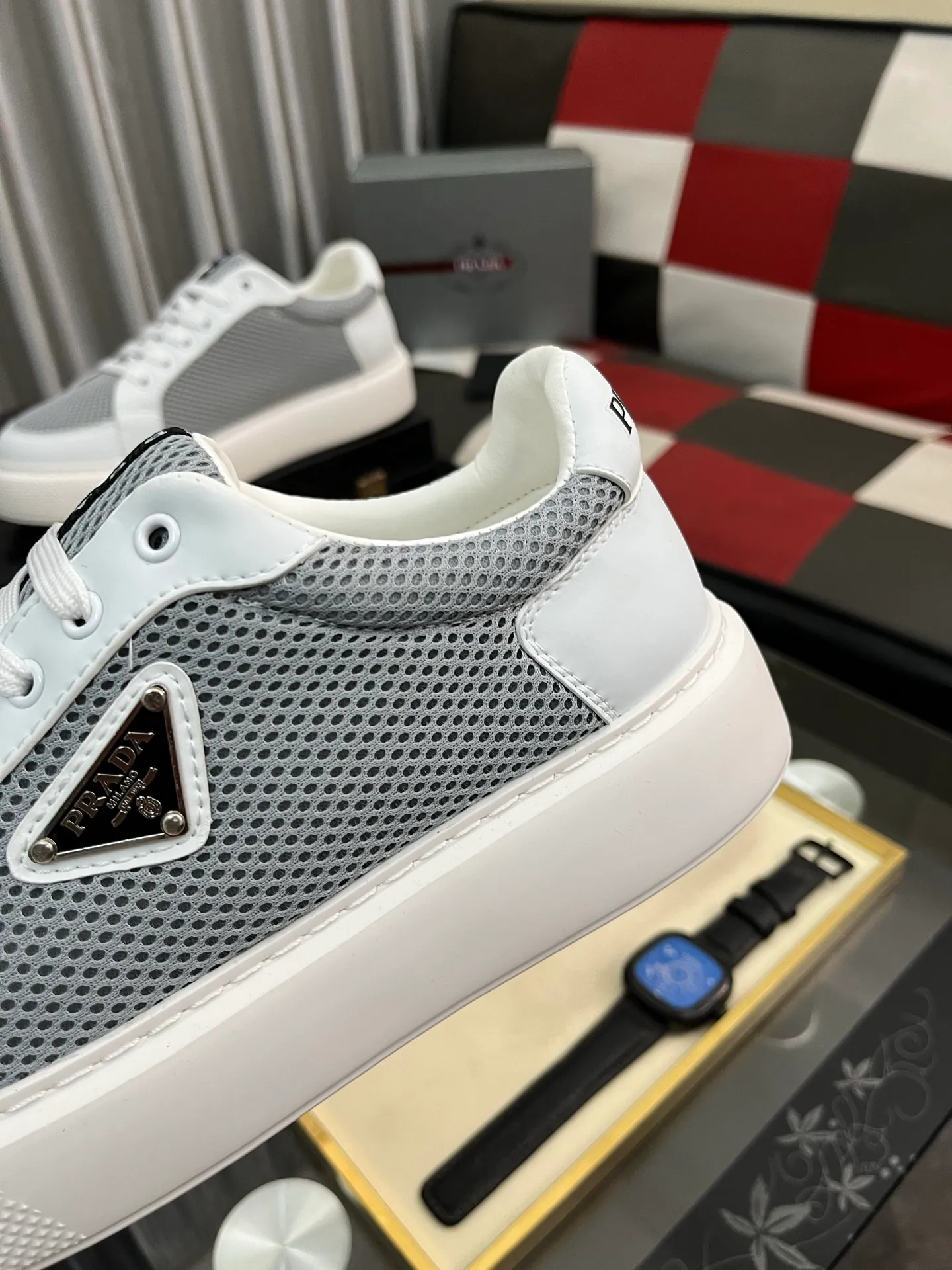 Men's men's shoes💰580⌚️⌚️Prada Prada early spring new model, top original quality, Prada casual sports shoes, made of imported solid color patent leather, spliced mesh cowhide upper, three-dimensional geometric segmentation, multi-color splicing, fashionable and generous, soft, comfortable and breathable. The tongue is decorated with classic letter logo, with fabric lining, cowhide foot pads, matched with P family's exclusive rubber outsole, upper material, breathable knitted fabric imported from Italy The delicate texture is super high-end! Fetal cowhide lining, super soft and comfortable, original molded outsole Size: 38-446️⃣ colors available